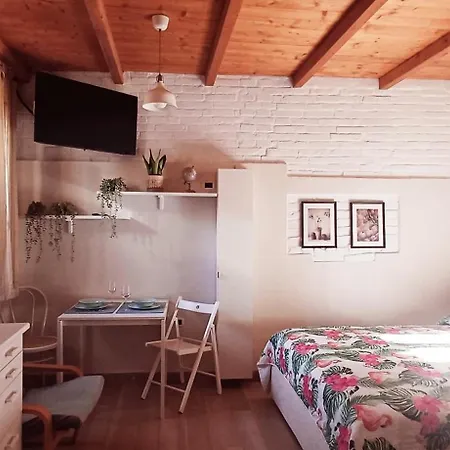 Inside House شقة